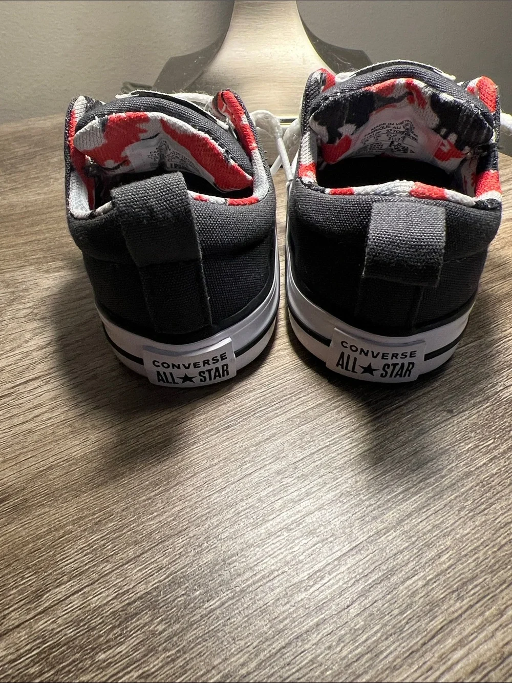 Converse Kids Black Low-Top Sneakers with Red Trim ——(stock 01)
